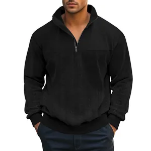 Detail van zwarte herensweatshirt met ritssluiting, opstaande kraag en jacquard textuur.