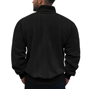 Achteraanzicht van zwart jacquard sweatshirt voor heren met zware textuur en opstaande kraag