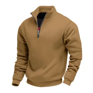 Détail du sweat-shirt pour hommes kaki avec col montant et fermeture éclair quart de zip