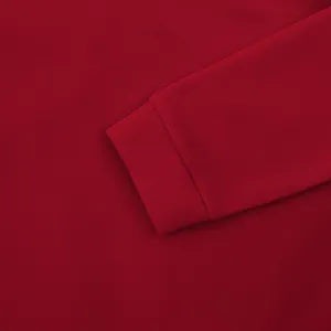 Detaillierte Nahaufnahme der Rippbündchen und des weichen Fleece-Stoffs eines roten Hoodies.
