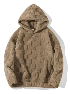 Detailansicht eines braunen Fleece-Kapuzenpullovers mit Schachbrettmuster-Textur