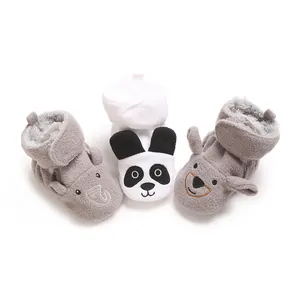 Nahaufnahme von niedlichen Baby-Winterstiefeln mit Tiermotiven: Elefant, Panda und Bär