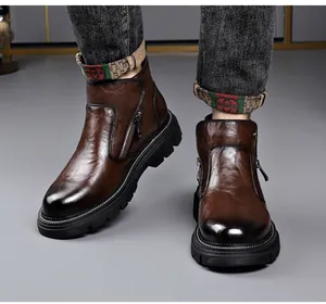 Vue détaillée de bottines Martin en cuir marron pour hommes avec fermeture éclair latérale.