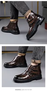 Detalle de botas Martin marrón con patrón de cocodrilo, hebillas y suelas gruesas.