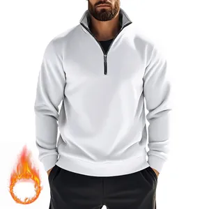 Détail d'un sweat-shirt blanc pour homme à demi-fermeture éclair, col montant et doublure polaire