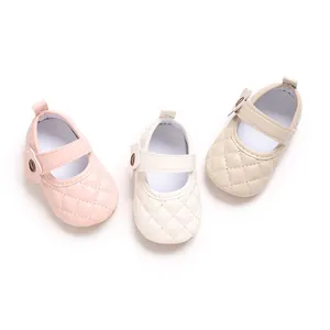 Trois paires de chaussures Mary Jane matelassées pour bébés filles en rose, blanc et beige