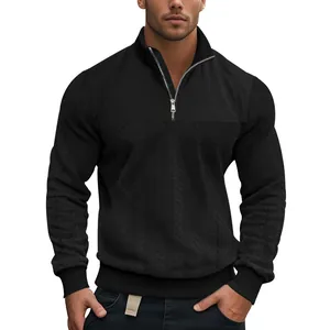Detailopname van zwarte jacquard herensweatshirt met opstaande kraag en halve rits