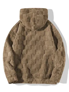 Rückansicht eines braunen Sherpa-Hoodies mit einzigartigem kariertem Fleece-Stoff