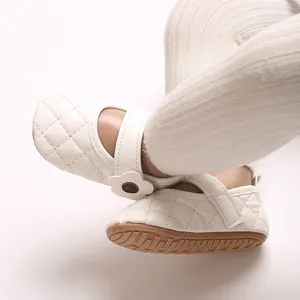 Gros plan de chaussures de princesse en cuir PU blanc pour bébés filles antidérapantes