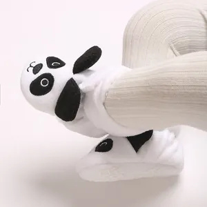 Détail des bottes d'hiver en peluche panda mignon pour les nouveau-nés et nourrissons
