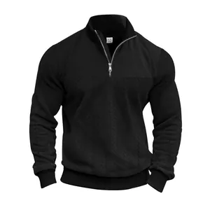 Gedetailleerd overzicht van een zwarte jacquard sweatshirt met opstaande kraag en rits