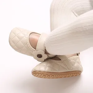 Détail en gros plan de chaussures de marche pour bébé en cuir PU matelassé beige