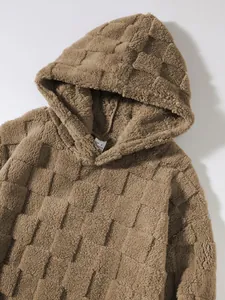 Nahaufnahme eines braunen Kapuzen-Fleece-Sweatshirts mit markantem Quadratmuster