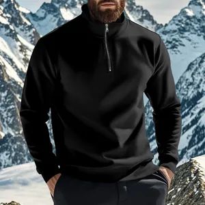 Nahaufnahme eines schwarzen Herren-Sweatshirts mit Reißverschluss vor Schneebergen