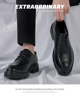 Primer plano de zapatos de cuero negro texturizado para hombre con suelas gruesas