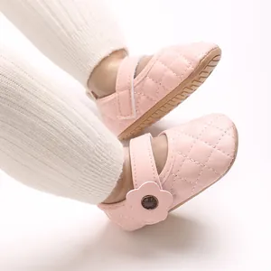 Chaussures de marche roses matelassées pour bébés filles avec bride à fleurs.