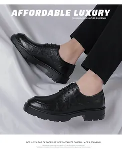 Primer plano de zapatos de cuero negro con textura arrugada y suelas de plataforma