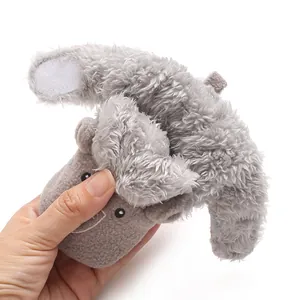Gros plan sur chaussons bébé éléphant en peluche douce montrant la texture polaire