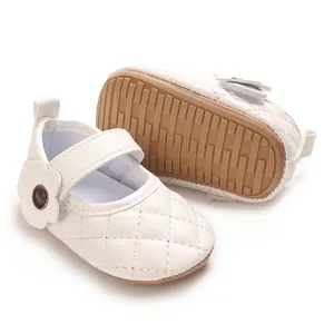 Vue détaillée des chaussures de marche bébé en cuir PU blanc matelassé