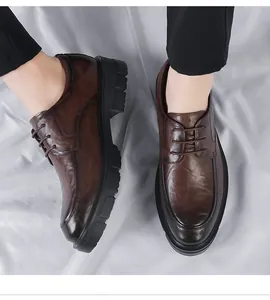 Primer plano de zapatos de cuero marrón con textura manual y suelas gruesas