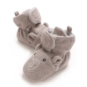 Détail de bottines d'hiver grises pour bébé en forme d'éléphant avec doublure douce