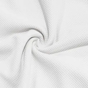 Gros plan de la texture du tissu gaufré blanc doux pour ensemble homme.