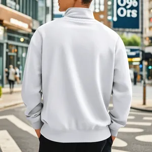 Vue arrière d'un sweat-shirt blanc pour homme avec col montant et fermeture éclair