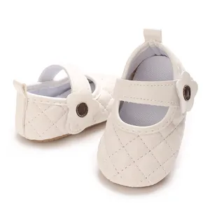 Détail de chaussures de princesse en PU blanc pour bébé avec décor floral et semelle.