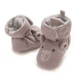 Vue détaillée de bottes d'hiver bébé en peluche grise avec éléphant de dessin animé