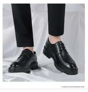 Zapatos de cuero con suela gruesa para hombre con textura arrugada para uso formal