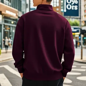 Rückansicht eines weinroten Herren-Sweatshirts mit Stehkragen und weichem Stoff