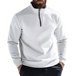 Gros plan d'un sweat-shirt blanc pour hommes avec col montant et fermeture éclair