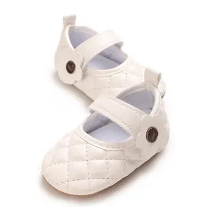 Chaussures de marche élégantes en cuir PU blanc matelassé pour bébé fille avec détail floral
