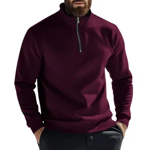 Detailaufnahme eines burgunderfarbenen Herren-Sweatshirts mit Reißverschluss und Stehkragen