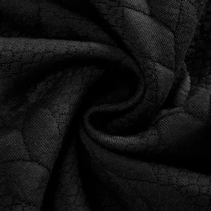 Macrodetail van zwarte zware jacquard stoftextuur voor een hoogwaardige sweatshirt