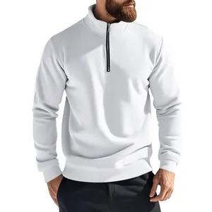 Vue détaillée d'un sweat-shirt blanc pour homme à demi-fermeture éclair et col montant