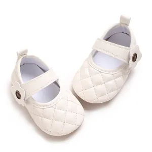 Vue détaillée macro de chaussures de marche bébé en similicuir blanc matelassé