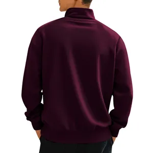 Detaillierte Rückansicht eines burgunderroten Herren-Sweatshirts mit Stehkragen und Fleece