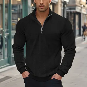 Detailweergave van zwart heren-sweatshirt met jacquardpatroon en een opstaande kraag
