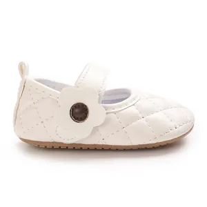 Vue latérale de chaussures Mary Jane en similicuir crème pour bébé avec fleur.