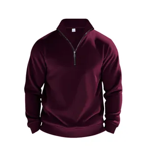 Vorderansicht eines weinroten Herren-Sweatshirts mit halbem Reißverschluss und Stehkragen