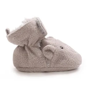 Gros plan de bottines de bébé en polaire grise avec broderies oreilles d'animaux