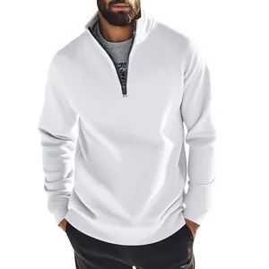 Gros plan d'un sweat-shirt blanc pour homme avec quart de fermeture et col montant