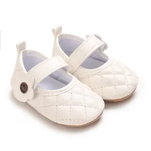 Vue détaillée des chaussures Mary Jane blanches matelassées pour bébé avec fleur déco