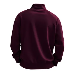 Rückansicht eines weinroten Stehkragen-Sweatshirts mit Fleece und Rippbündchen am Saum