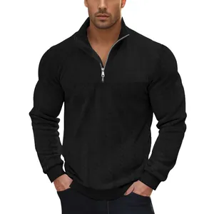 Detail van zwart heren sweatshirt met jacquard textuur en opstaande kraag met rits