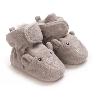 Vue détaillée des chaussons de bébé en polaire douce grise avec broderie éléphant