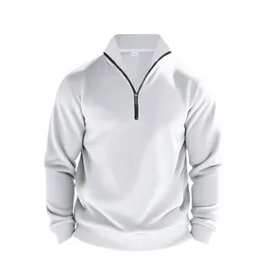 Détail d'un sweat-shirt blanc pour homme avec quart de fermeture éclair et doublure polaire