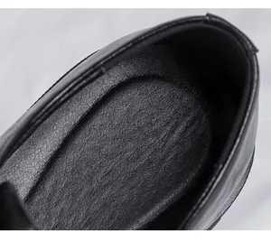 Primer plano de la textura del cuero y la plantilla de zapatos de vestir negros para hombre.