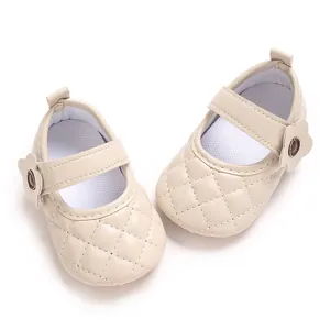 Vue détaillée des chaussures de bébé Mary Jane en cuir PU matelassé crème avec fleur